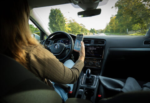 Unges mobilbrug bag rattet er et stigende problem