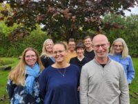 NikoFrees tværkommunale projektgruppe består af fem kommunale tovholdere, to projektmedarbejdere og en projektleder. Fra venstre ses Laila Edsberg, Holbæk Kommune; Charlotte Lunde, Næstved Kommune; Charlotte Frimann Christensen, projektmedarbejder; Karen Rasmussen Hemmingsen, Vordingborg Kommune; Louise Hentzel, Gulborgsund Kommune; Simon Pedersen, projektleder/Guldborgsund Kommune; Jacob Brandt, projektmedarbejder; og Vibeke Bastrup, Faxe Kommune. Pressefoto